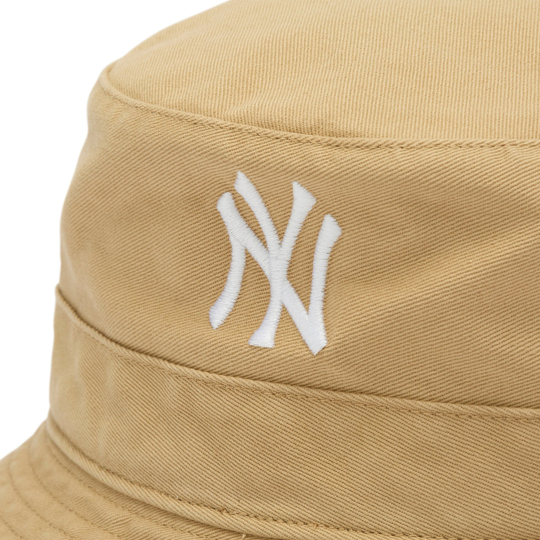 New York Yankees '47 khaki bucket hat — logo detail
